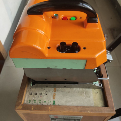 Nó do fio do estiramento que amarra o equipamento auxiliar automático da máquina
